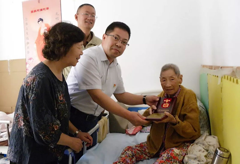 On the eve of the 70th anniversary of the founding of New China, the companys party committee secretary and chairman Jiang Huamin visited and expressed condolences to retired cadres